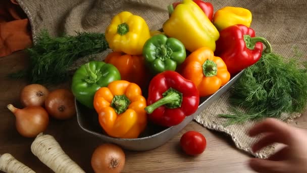 Pimientos dulces rojos, verdes y amarillos en la mesa , — Vídeos de Stock