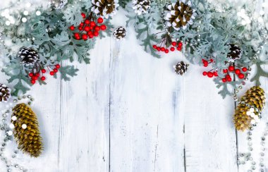 Noel ahşap arka plan kar şubesi ile. Metniniz için kopya alanı ile Üstten Görünüm