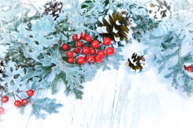 Noel ahşap arka plan kar şubesi ile. Metniniz için kopya alanı ile Üstten Görünüm