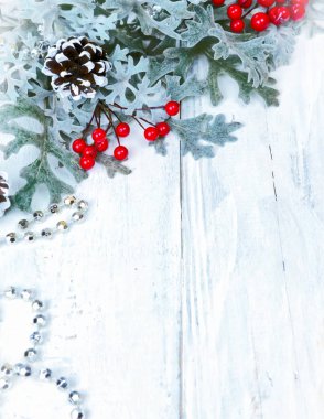 Noel ahşap arka plan kar şubesi ile. Metniniz için kopya alanı ile Üstten Görünüm