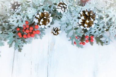 Noel ahşap arka plan kar şubesi ile. Metniniz için kopya alanı ile Üstten Görünüm