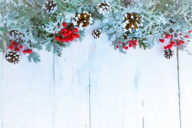 Noel ahşap arka plan kar şubesi ile. Metniniz için kopya alanı ile Üstten Görünüm