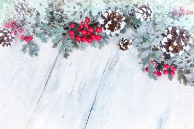 Noel ahşap arka plan kar şubesi ile. Metniniz için kopya alanı ile Üstten Görünüm