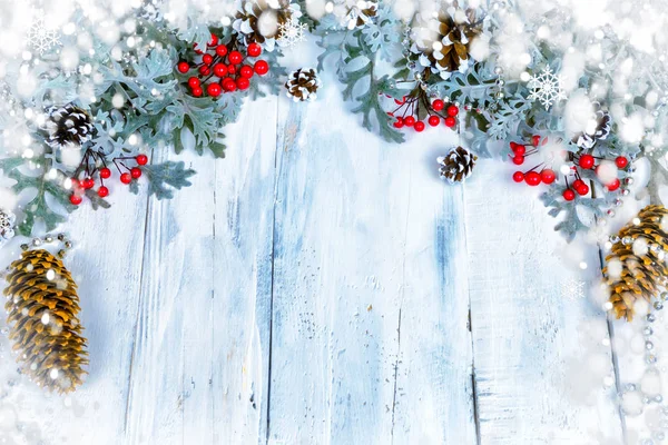 Рождественский деревянный фон со снежной веткой. Вид сверху с пространством для копирования текста — стоковое фото
