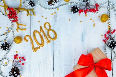 Noel ahşap arka plan kar şubesi ile. Metniniz için kopya alanı ile Üstten Görünüm