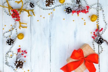 Noel ahşap arka plan kar şubesi ile. Metniniz için kopya alanı ile Üstten Görünüm