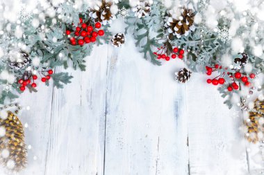 Noel ahşap arka plan kar şubesi ile. Metniniz için kopya alanı ile Üstten Görünüm