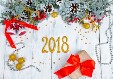 Noel ahşap arka plan kar şubesi ile. Metniniz için kopya alanı ile Üstten Görünüm