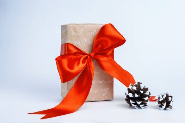 beyaz zemin üzerinde hediye kutuları.