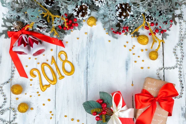 Noel ahşap arka plan kar şubesi ile. Metniniz için kopya alanı ile Üstten Görünüm