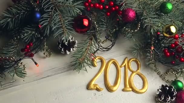 Corona de Navidad sobre fondo de madera, Año Nuevo 2018 decoraciones — Vídeo de stock