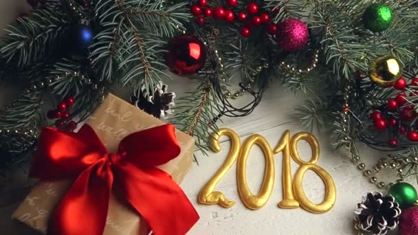 Corona de Navidad sobre fondo de madera, Año Nuevo 2018 decoraciones — Vídeos de Stock