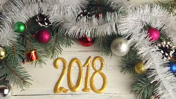 Corona de Navidad sobre fondo de madera, Año Nuevo 2018 decoraciones — Vídeos de Stock