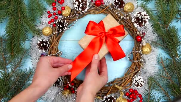 Corona de Navidad sobre un fondo de madera, decoraciones de Año Nuevo — Vídeos de Stock