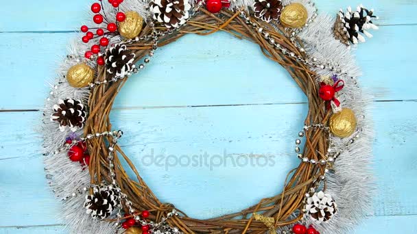 Mooie kroon op een houten tafel, Nieuwjaar decoratie van Kerstmis, — Stockvideo