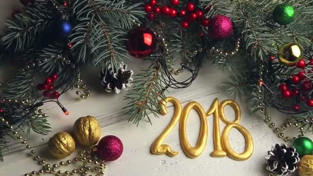 Corona de Navidad sobre fondo de madera, Año Nuevo 2018 decoraciones — Vídeos de Stock