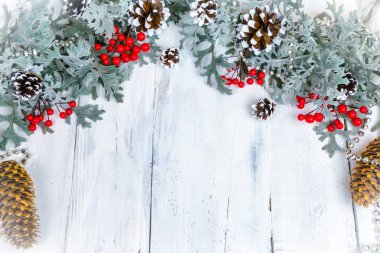 Noel ahşap arka plan kar şubesi ile. Metniniz için kopya alanı ile Üstten Görünüm