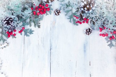 Noel ahşap arka plan kar şubesi ile. Metniniz için kopya alanı ile Üstten Görünüm