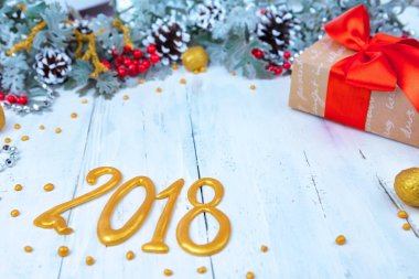 Noel ahşap arka plan kar şubesi ile. Metniniz için kopya alanı ile Üstten Görünüm