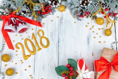 Noel ahşap arka plan kar şubesi ile. Metniniz için kopya alanı ile Üstten Görünüm