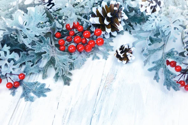 Noel ahşap arka plan kar şubesi ile. Metniniz için kopya alanı ile Üstten Görünüm