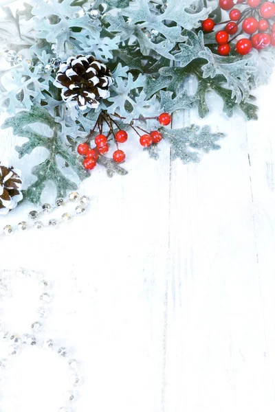 Fondo de madera de Navidad con rama de nieve. Vista superior con espacio de copia para su texto — Foto de Stock
