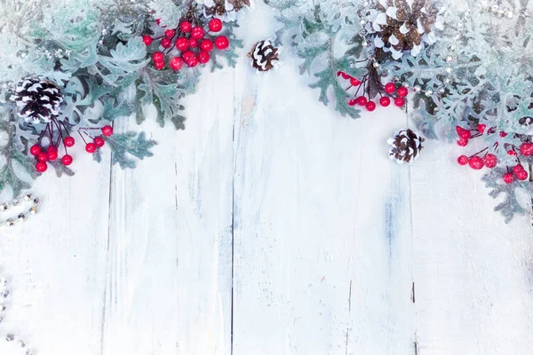 Noel ahşap arka plan kar şubesi ile. Metniniz için kopya alanı ile Üstten Görünüm