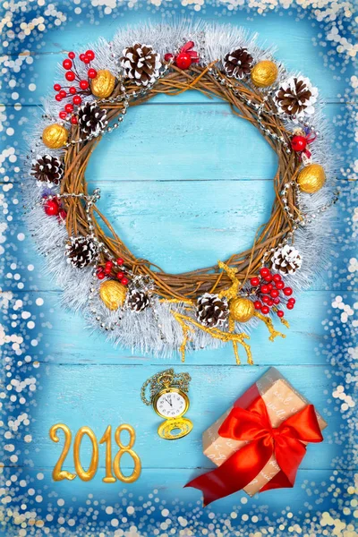 Natale bella ghirlanda su un tavolo di legno, decorazione di anno nuovo , — Foto Stock