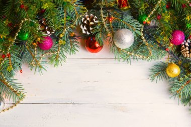 Noel ahşap arka plan kar şubesi ile. Metniniz için kopya alanı ile Üstten Görünüm