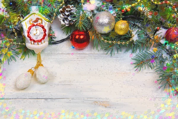 Weihnachten hölzernen Hintergrund mit Schnee Zweig. Ansicht von oben mit Kopierraum für Ihren Text — Stockfoto