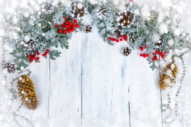 Noel ahşap arka plan kar şubesi ile. Metniniz için kopya alanı ile Üstten Görünüm