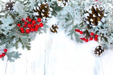 Noel ahşap arka plan kar şubesi ile. Metniniz için kopya alanı ile Üstten Görünüm