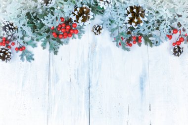 Noel ahşap arka plan kar şubesi ile. Metniniz için kopya alanı ile Üstten Görünüm