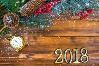 Noel ahşap arka plan kar şubesi ile. Metniniz için kopya alanı ile Üstten Görünüm