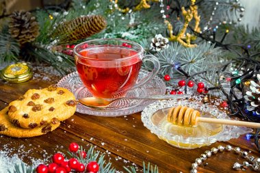 Noel çay bardağına Kupası. tanımlama bilgisi, Çamın dalları, çelenk ahşap masa üzerinde arka plan üzerinde koni ile kompozisyon