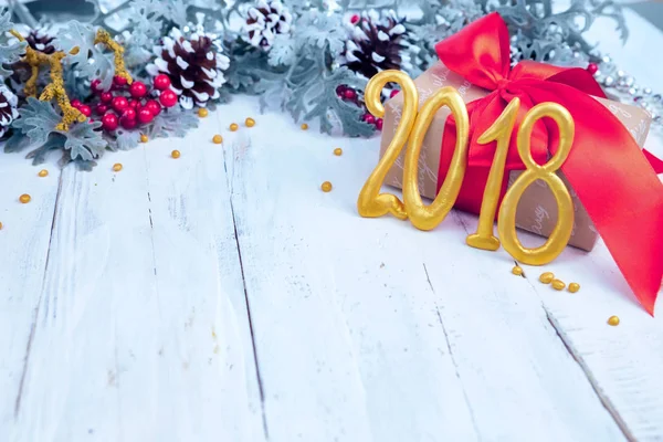 Noel ahşap arka plan kar şubesi ile. Metniniz için kopya alanı ile Üstten Görünüm