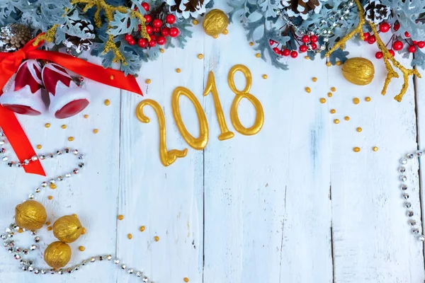 Noel ahşap arka plan kar şubesi ile. Metniniz için kopya alanı ile Üstten Görünüm