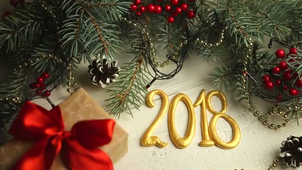 나무 배경, 새 해 2018 장식 크리스마스 화 환 — 비디오