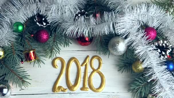 Corona de Navidad sobre fondo de madera, Año Nuevo 2018 decoraciones — Vídeo de stock