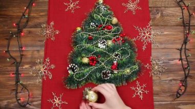 küçük bir Noel ağacı tinsel, fındık, şeritler ve süsler. Bir Noel ağacı, bir vintage seyretmek için hediye. 2018,