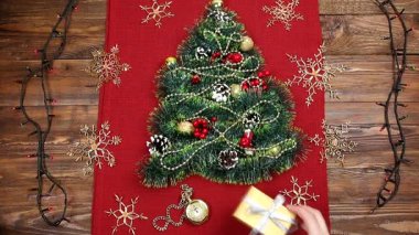 küçük bir Noel ağacı tinsel, fındık, şeritler ve süsler. Bir Noel ağacı, bir vintage seyretmek için hediye. 2018,