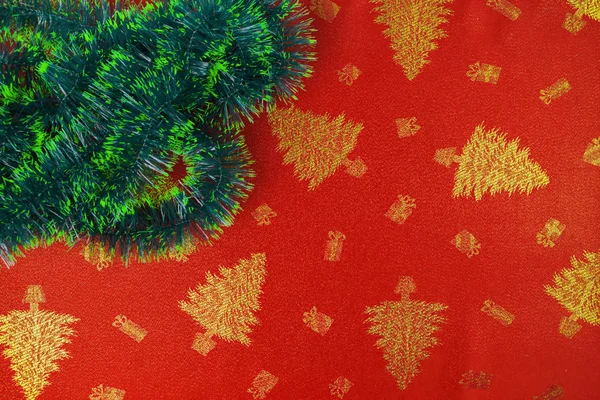 新年假日织品, 红色织品与金黄树 — 图库照片