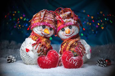 Kardan adam seviyorum. Kar yağışı. Aşk kavramı. Sevgililer günü tebrik kartı