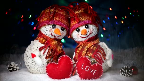 Me encantan los muñecos. Concepto de amor. Día de San Valentín. muñecos de nieve en el amor de pie en la nieve y mantener sus corazones fuera de fieltro — Vídeos de Stock