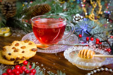 Noel çay bardağına Kupası. tanımlama bilgisi, Çamın dalları, çelenk ahşap masa üzerinde arka plan üzerinde koni ile kompozisyon