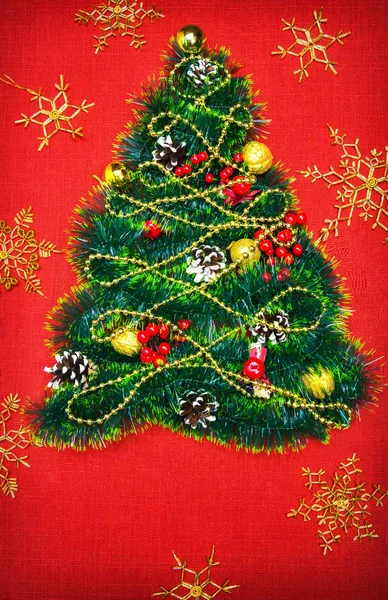 Ein kleiner Weihnachtsbaum aus Lametta, Nüssen, Bändern und Ornamenten. Geschenk für einen Weihnachtsbaum, eine Vintage-Uhr. 2018, — Stockfoto