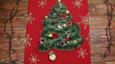 küçük bir Noel ağacı tinsel, fındık, şeritler ve süsler. Bir Noel ağacı, bir vintage seyretmek için hediye. 2018,