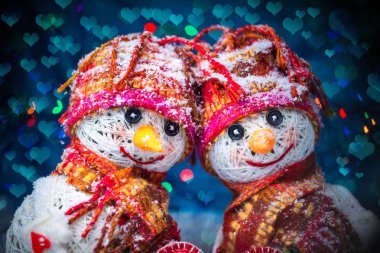 Kardan adam seviyorum. Kar yağışı. Aşk kavramı. Sevgililer günü tebrik kartı