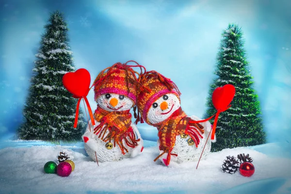 Αγάπη χιονάνθρωπους. Χιονόπτωση. Έννοια της αγάπης. Ημέρα του Αγίου Βαλεντίνου ευχετήριες κάρτες — Φωτογραφία Αρχείου