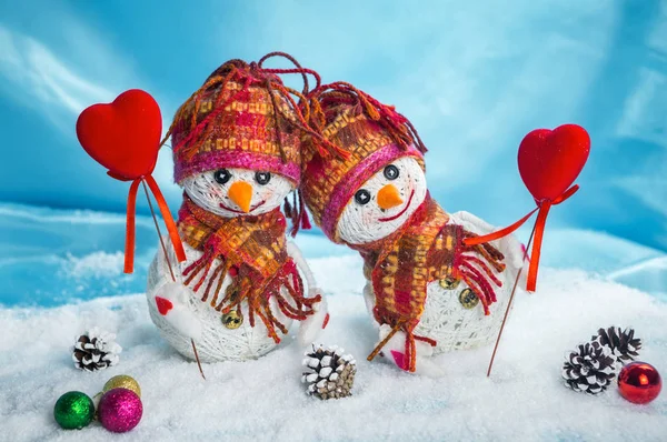 Kardan adam seviyorum. Kar yağışı. Aşk kavramı. Sevgililer günü tebrik kartı — Stok fotoğraf